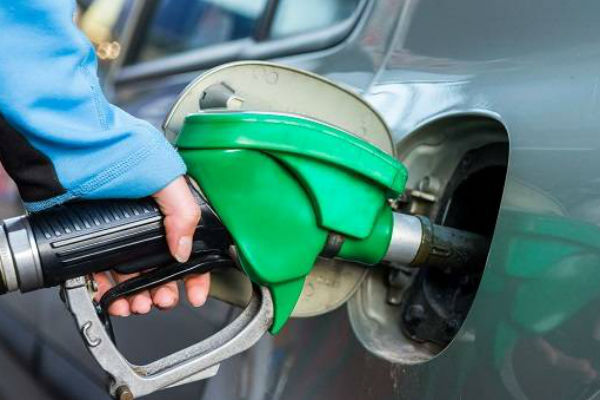 Đổ xăng đầy bình khi trời nắng nóng có gây cháy nổ?